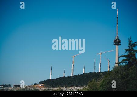 TV Towers in Camlica, Istanbul, in einem blauen Himmel Stockfoto