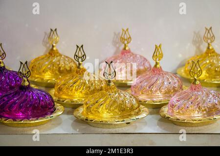 Handgemachte multicolor türkische Gerichte auf dem Markt Stockfoto