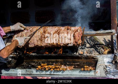 Türkische Cag Kebab auf Pole in horizontaler Position Stockfoto