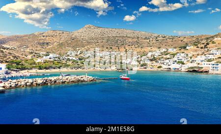 Alopronia ist der Hafen der Insel Sikinos mit dem Strand Livadi, Griechenland Stockfoto