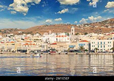 Boote im Hafen von Hermoupolis auf der Insel Syros, Griechenland Stockfoto