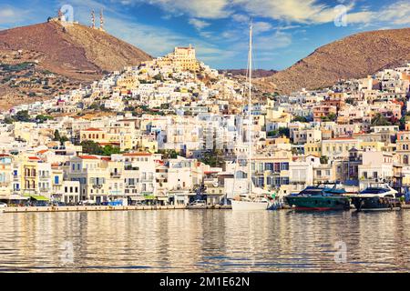 Boote im Hafen von Hermoupolis auf der Insel Syros, Griechenland Stockfoto