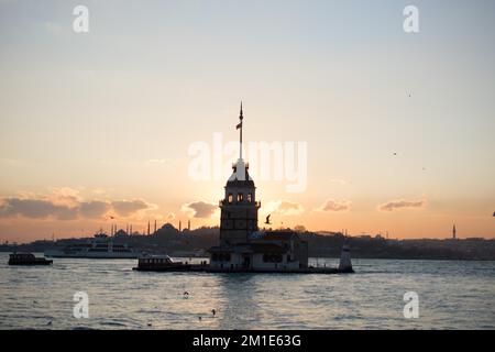 Blick vom Maiden-Turm am Abend, mit der Hagia Sophia und der Blauen Moschee in der Ferne Stockfoto