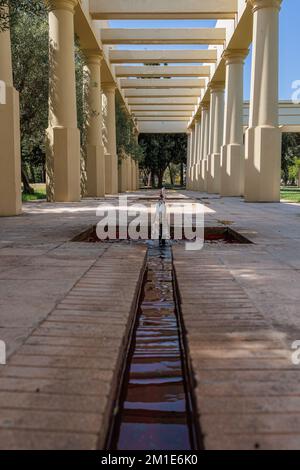 Gebäudearchitektur mit Säulen und Brunnen im Turia Park in Valencia, Spanien. Stockfoto