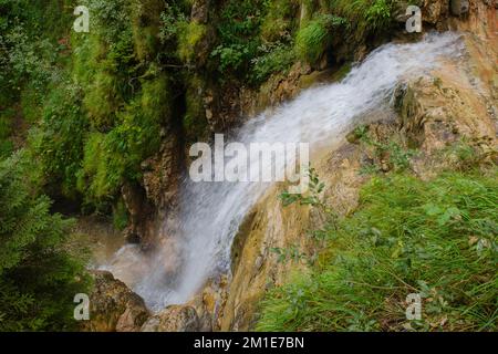 Wasserfall in Höllschlucht, Nesselwang, Allgäu, Allgäu, Bayern, Deutschland, Europa Stockfoto