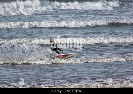 Kitesurfer, Tourist in den Wellen, Plage Taghart, Essaouira, Atlantik, Marokko, Afrika Stockfoto