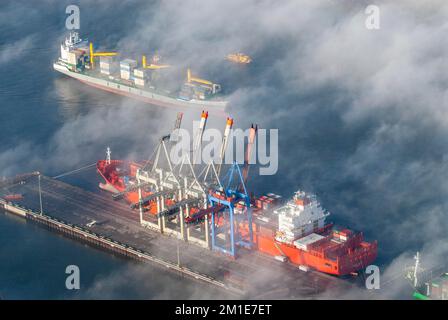 Luftaufnahme eines Containerschiffs der Reederei Hamburg Süd der Monte Olivia am Terminal Burchardkai. Ein Containerschiff kommt auf der El vorbei Stockfoto