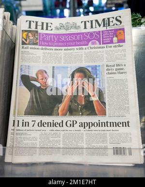 „Royal Life is a dirty game, Claims Harry“ die Titelseite der Zeitung „The Times“ Harry und Meghan Netflix Dokumentarfilm 6. Dezember 2022 London UK Stockfoto