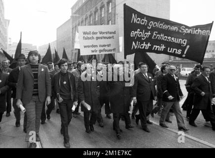 2000 Arbeiter, Angestellte und Verwandte, die am 18.4.1972 in Wuppertal demonstriert wurden, mit schwarzen Zeichen der Trauer und roten Fahnen des Protests gegen den Verlust von Stockfoto