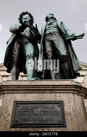 Doppelstandbild Goethe-Schiller-Denkmal von Ernst Rietschel, Friedrich von Schiller, Johann Wolfgang Goethe, Weimar, Thüringen, Deutschland, Europa Stockfoto