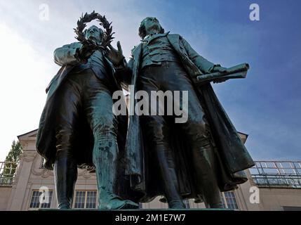 Doppelstandbild Goethe-Schiller-Denkmal von Ernst Rietschel, Friedrich von Schiller, Johann Wolfgang Goethe, Weimar, Thüringen, Deutschland, Europa Stockfoto