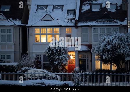 Wohnimmobilien nach niedrigen Temperaturen und nächtlichen Schneefällen auf südLondoner Häusern im Ruskin Park im Jahr SE24, am 12.. Dezember 2022, in London, England. Stockfoto