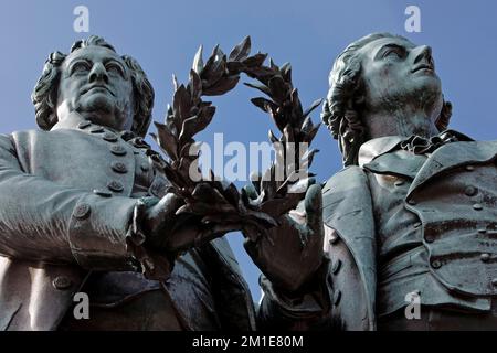 Doppelstandbild Goethe-Schiller-Denkmal von Ernst Rietschel, Friedrich von Schiller, Johann Wolfgang Goethe, Weimar, Thüringen, Deutschland, Europa Stockfoto