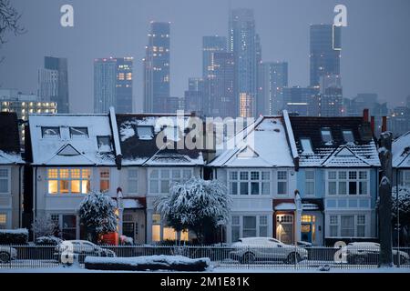 Wohnimmobilien nach niedrigen Temperaturen und nächtlichen Schneefällen auf südLondoner Häusern im Ruskin Park im Jahr SE24, am 12.. Dezember 2022, in London, England. Stockfoto