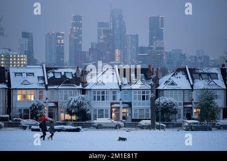 Wohnimmobilien nach niedrigen Temperaturen und nächtlichen Schneefällen auf südLondoner Häusern im Ruskin Park im Jahr SE24, am 12.. Dezember 2022, in London, England. Stockfoto