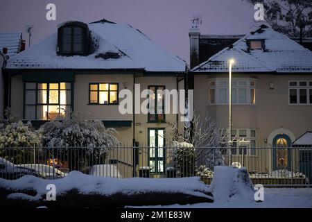 Wohnimmobilien nach niedrigen Temperaturen und nächtlichen Schneefällen auf südLondoner Häusern im Ruskin Park im Jahr SE24, am 12.. Dezember 2022, in London, England. Stockfoto