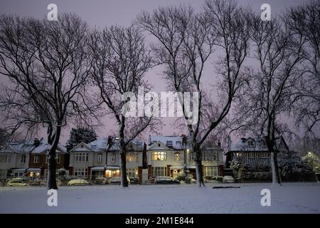 Wohnimmobilien nach niedrigen Temperaturen und nächtlichen Schneefällen auf südLondoner Häusern im Ruskin Park im Jahr SE24, am 12.. Dezember 2022, in London, England. Stockfoto