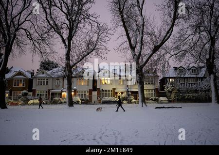 Wohnimmobilien nach niedrigen Temperaturen und nächtlichen Schneefällen auf südLondoner Häusern im Ruskin Park im Jahr SE24, am 12.. Dezember 2022, in London, England. Stockfoto