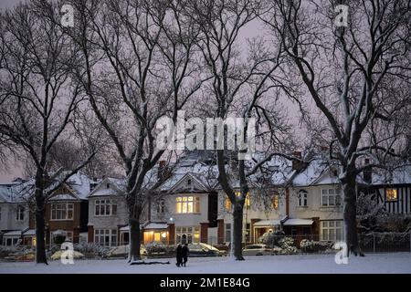 Wohnimmobilien nach niedrigen Temperaturen und nächtlichen Schneefällen auf südLondoner Häusern im Ruskin Park im Jahr SE24, am 12.. Dezember 2022, in London, England. Stockfoto