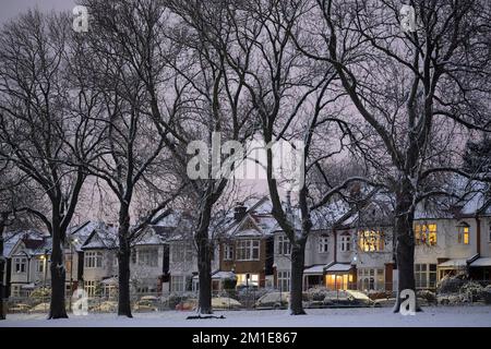 Wohnimmobilien nach niedrigen Temperaturen und nächtlichen Schneefällen auf südLondoner Häusern im Ruskin Park im Jahr SE24, am 12.. Dezember 2022, in London, England. Stockfoto