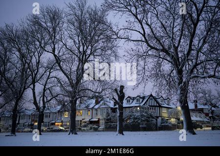 Wohnimmobilien nach niedrigen Temperaturen und nächtlichen Schneefällen auf südLondoner Häusern im Ruskin Park im Jahr SE24, am 12.. Dezember 2022, in London, England. Stockfoto