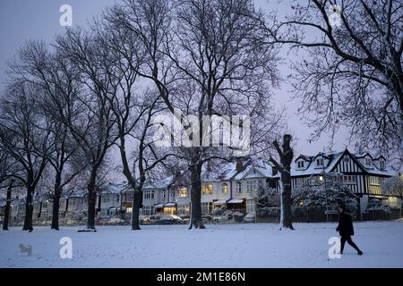 Wohnimmobilien nach niedrigen Temperaturen und nächtlichen Schneefällen auf südLondoner Häusern im Ruskin Park im Jahr SE24, am 12.. Dezember 2022, in London, England. Stockfoto