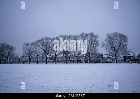 Wohnimmobilien nach niedrigen Temperaturen und nächtlichen Schneefällen auf südLondoner Häusern im Ruskin Park im Jahr SE24, am 12.. Dezember 2022, in London, England. Stockfoto