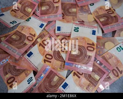 Ein Stapel zehn-Euro-Scheine, verteilt auf einem Tisch. Vordergrund. Draufsicht. Stockfoto