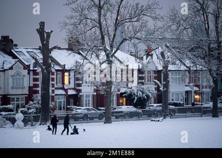 Wohnimmobilien nach niedrigen Temperaturen und nächtlichen Schneefällen auf südLondoner Häusern im Ruskin Park im Jahr SE24, am 12.. Dezember 2022, in London, England. Stockfoto