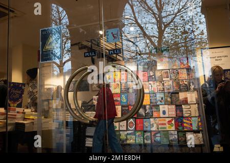 Am 5.. Dezember 202 in London, England, blickte man durch die Glastüren der Waterstones-Filiale am Trafalgar Square, wo die Buchtitel den Kunden gegenüberstanden. Stockfoto