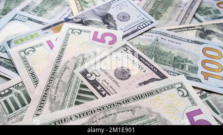 Hintergrund verschiedener Banknoten in Dollar und Euro. Stockfoto