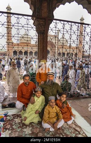 Eine vertikale Aufnahme einer muslimischen Familie in Jama Masjid während Eid al-Fitr. Delhi, Indien. Stockfoto