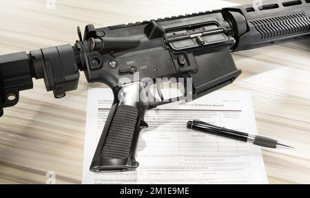 AR-15 und öffentlich zugängliche FBI-NICS prüfen das Formular mit einem Stift Stockfoto