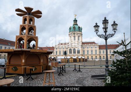 07.12.2022, Berlin, Deutschland, Europa - Blick auf den Weihnachtsmarkt mit seinen Verkaufsständen vor dem Schloss Charlottenburg. Stockfoto