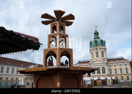 07.12.2022, Berlin, Deutschland, Europa - Blick auf den Weihnachtsmarkt mit seinen Verkaufsständen vor dem Schloss Charlottenburg. Stockfoto