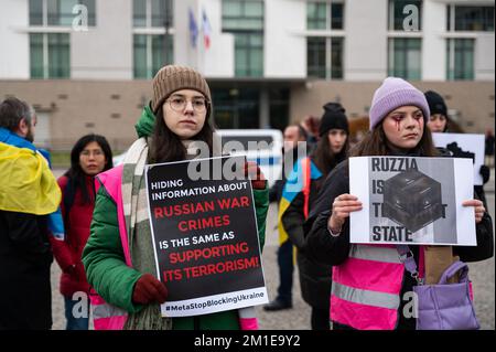 11.12.2022, Berlin, Deutschland, Europa - Eine Protestkundgebung mit etwa 50 teilnehmenden Ukrainern und Aktivisten gegen die Meta-Blockade der Ukraine. Stockfoto