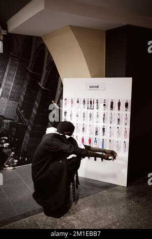 Ein Modell bereitet sich auf die KOCHE Show hinter der Bühne während der Paris Fashion Week Domenswear Frühling/Sommer 2023 vor. 27. September 2022 Stockfoto