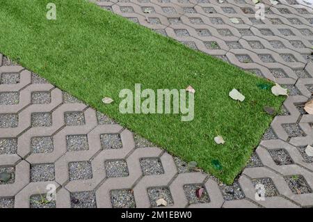 Draufsicht auf Kunstrasen und Kopfsteinpflaster Stockfoto