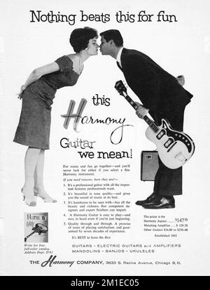 Ein Werbespot aus einem Musikmagazin von 1961 für Harmony Gitarren, der andeutet, dass das Spielen einer Gitarre Beziehungsharmonie bringt. Stockfoto