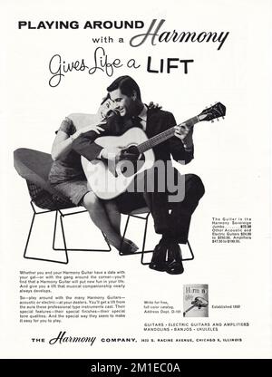 Ein Werbespot aus einem Musikmagazin von 1961 für Harmony Gitarren, der andeutet, dass das Spielen einer Gitarre Beziehungsharmonie bringt. Stockfoto