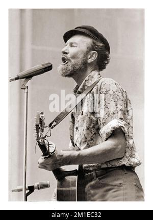Folksänger PETE SEEGER tritt im Bandshell im Central Park um 1974 auf Stockfoto