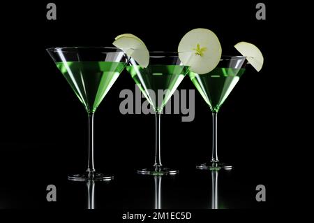 Apfelcocktails in martinigläsern auf schwarzem Hintergrund. Stockfoto