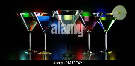 Farbenfrohe Cocktails in martini-Gläsern am Nachtclub-Schalter. Stockfoto