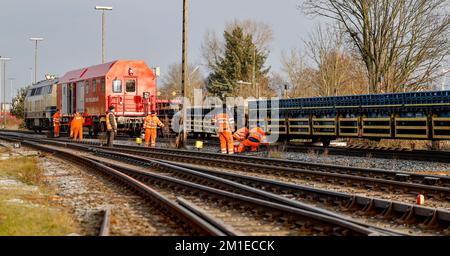 12. Dezember 2022, Schleswig-Holstein, Niebüll: Techniker arbeiten an Wagen eines entgleisten Autozuges. In Niebüll (Nordfriesien) entgleisten am Montagmorgen mehrere Wagen eines Autozugs. Der Unfall passierte während des Rangierens, sagte ein Sprecher der Bundespolizei. Dementsprechend wurde niemand verletzt. Der Verkehr mit dem Auto-Shuttle nach Westerland auf Sylt sowie der Passagierverkehr nach Tondern in Dänemark wurden behindert. Foto: Axel Heimken/dpa Stockfoto