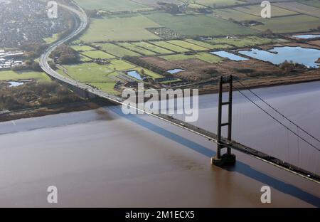 Luftaufnahme des Südturms der Humber Bridge in Lincolnshire, Großbritannien Stockfoto