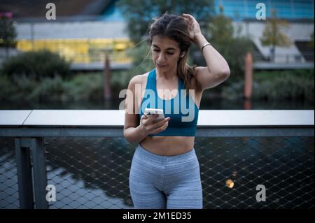 Läuferin im Stratford Olympic Park, East London, England, Großbritannien Stockfoto