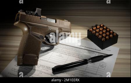 Waffe mit öffentlichem Formular 4473 für eine Hintergrundüberprüfung zusammen mit Munition Stockfoto