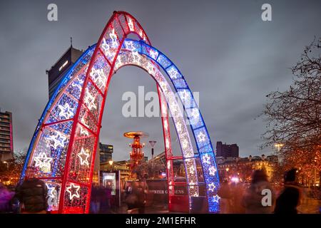 Manchester Weihnachtsbeleuchtung und Märkte 2022 in Piccadilly Gardens Stadtzentrum von Manchester Stockfoto