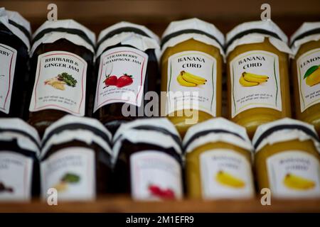 Marktstand Bannan Erdbeermarmelade in Gläsern Stockfoto