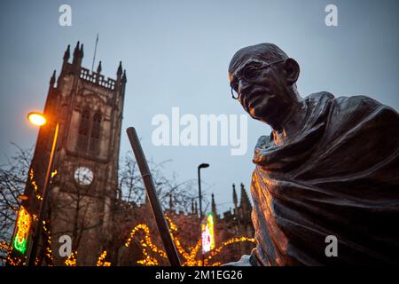 Mahatma Gandhi Statue Bronze entworfen vom Künstler RAM V Sutar vor der Manchester Cathedral Stockfoto